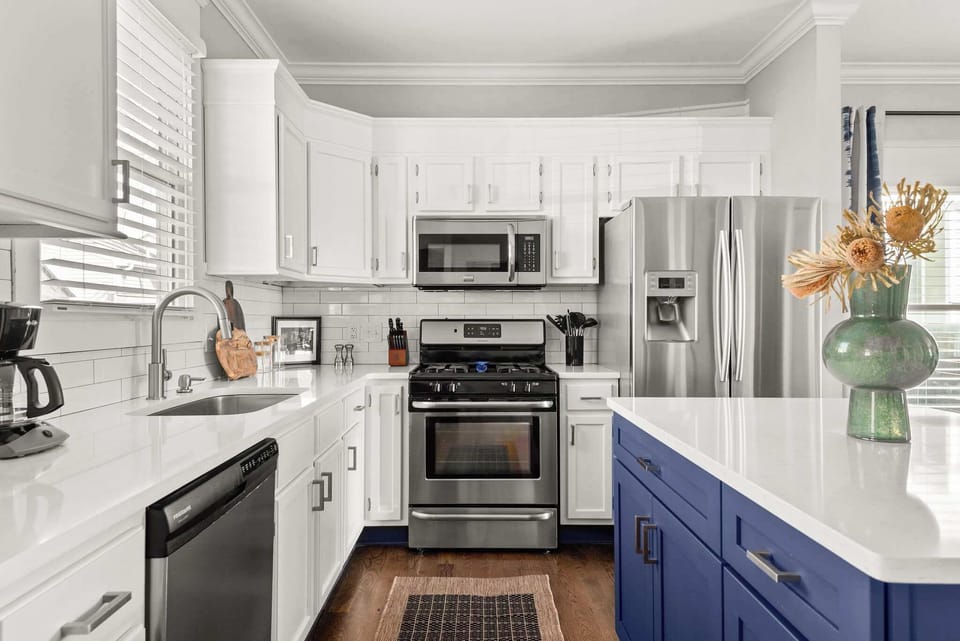 ️ Cook in style! This fully equipped kitchen features stainless steel appliances, a gas range, and a spacious island—perfect for meals and gathering! ☕✨