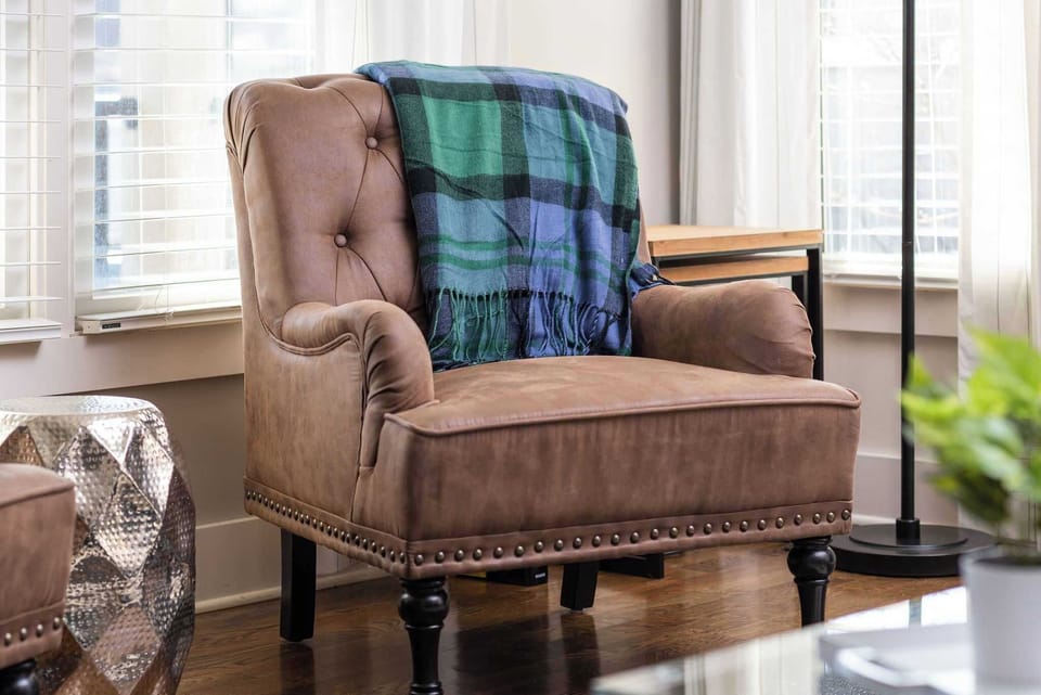 ️ Cozy corner retreat! Curl up in this plush accent chair with a warm throw, perfect for reading or relaxing with a coffee. A stylish touch in this inviting Nashville getaway! ☕✨

