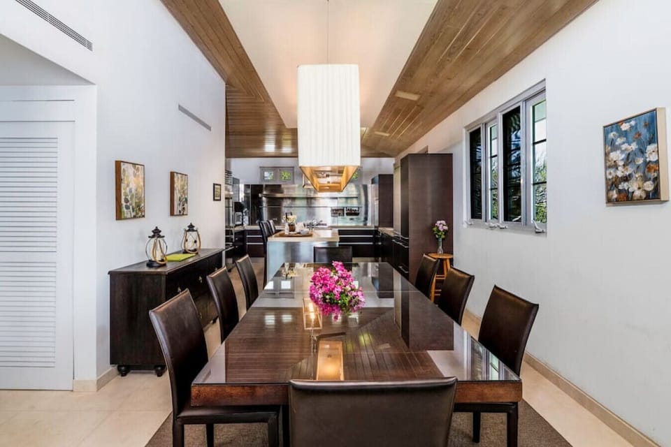 The elegant dining area with the kirchen in the background