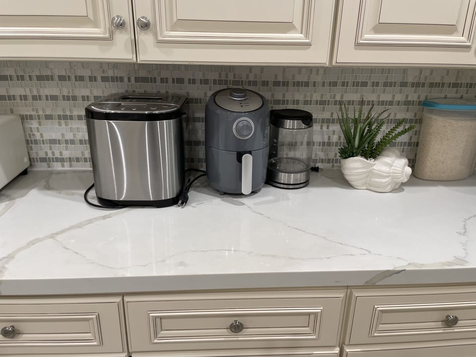 Bread machine, air fryer, electric kettle 