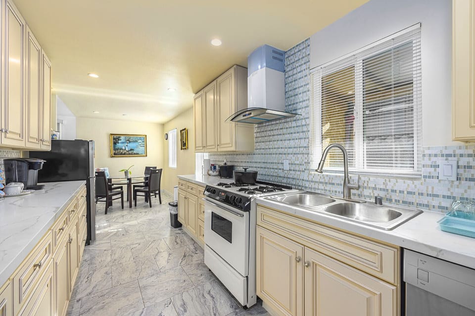  Full Kitchen
