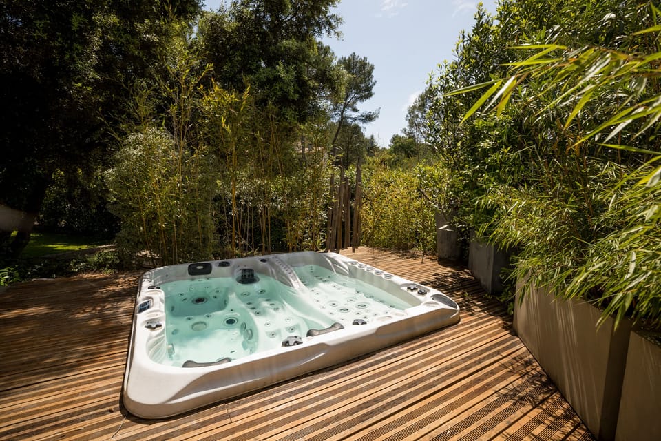 Outdoor spa tub