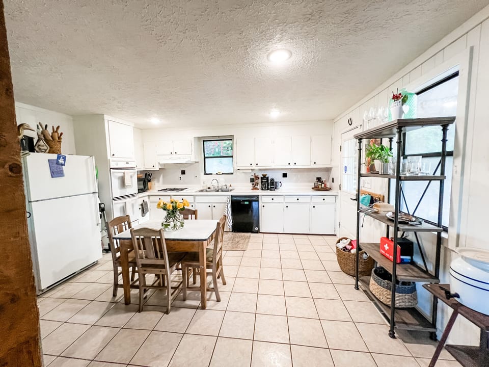 You'll find all the comforts of your home kitchen here making your stay easy. 