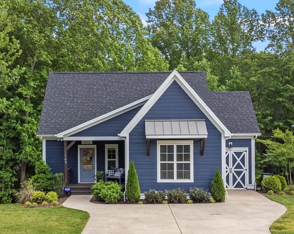 Welcome to our lakehouse cottage at The Reserve, your best lakehouse rental yet!