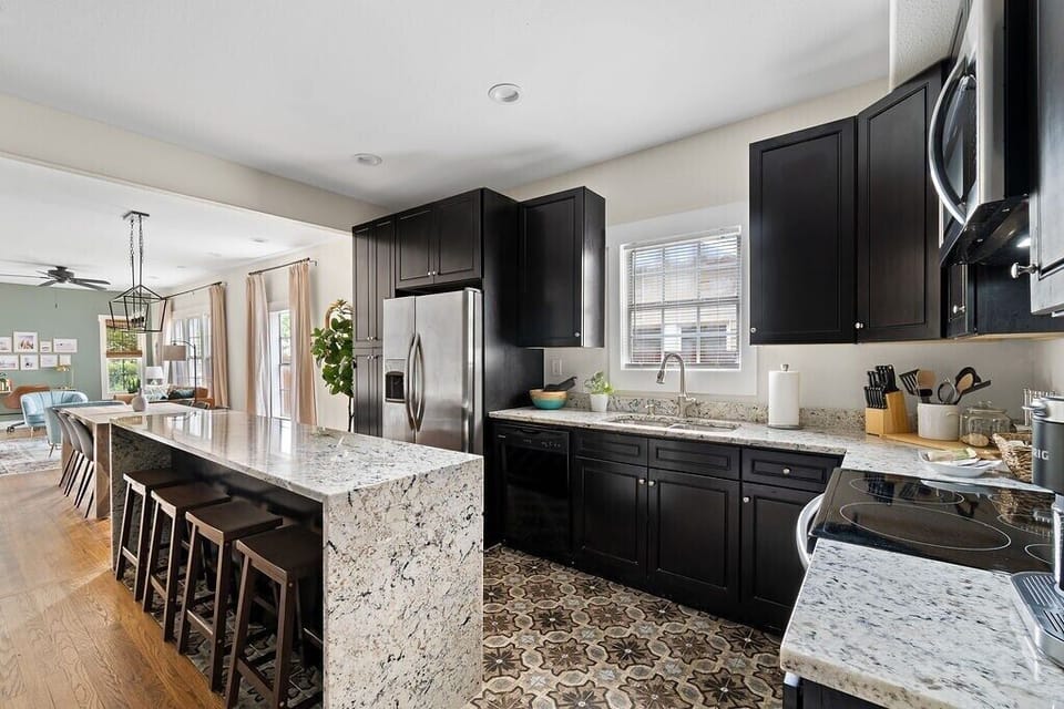 A large chef's kitchen with loads of counter space! Four bar stools at the island for grabbing a quick bite before heading out to see the sights.