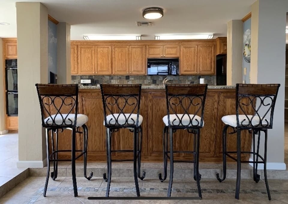 Kitchen bar.