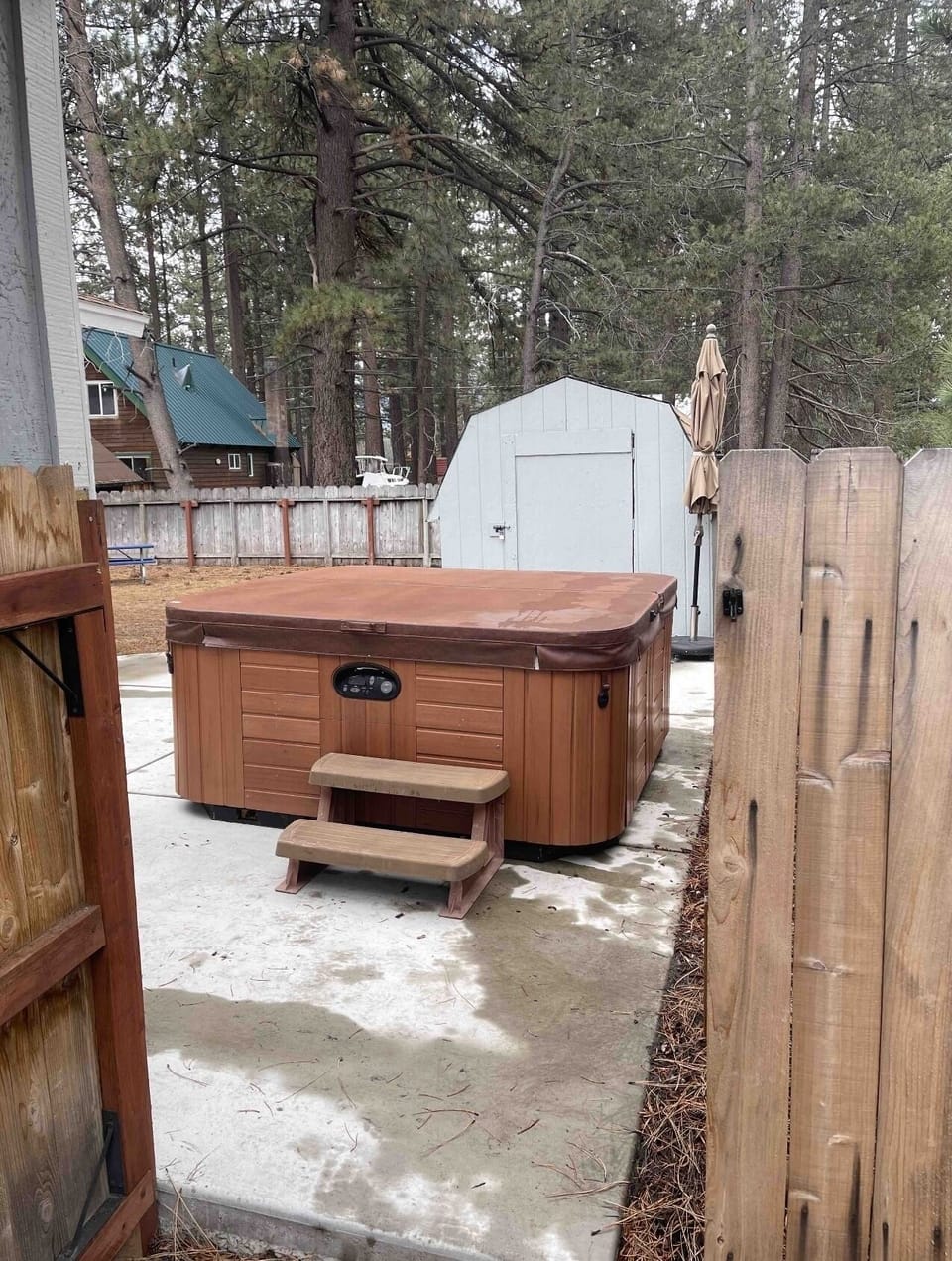 Outdoor spa tub