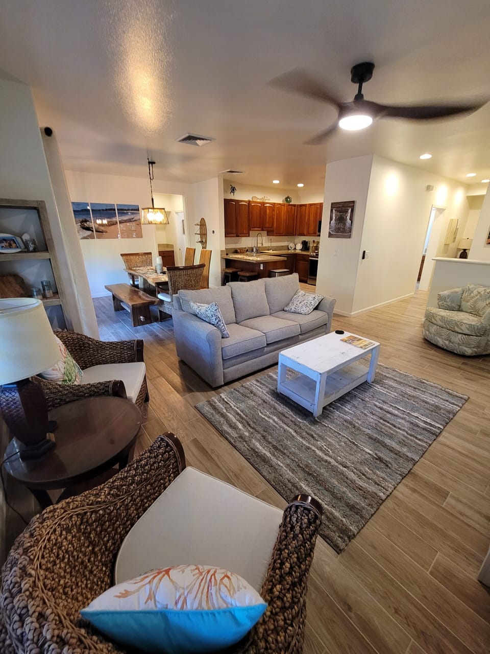 Living Room
(queen sofa bed)