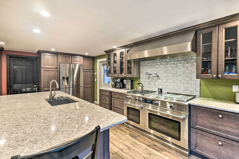Full Kitchen | Gas Cooktop | Double Oven | Fridge w/ Ice Maker | Dishwasher