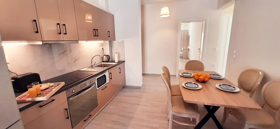 Fully fitted kitchen with all essential kitchen/tableware for easy self-catering