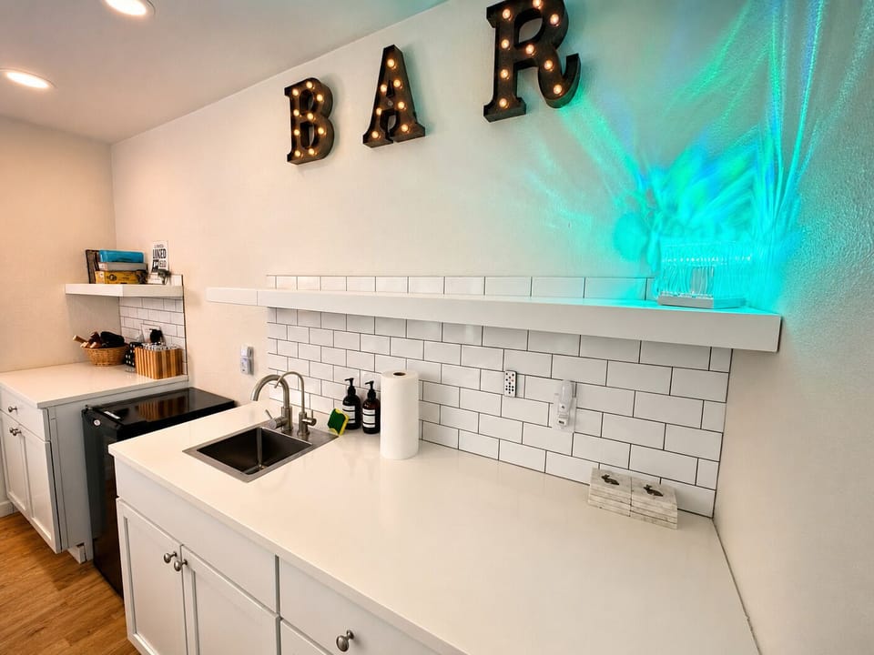 Late-night snacks, morning coffee, or quick bites between adventures—this handy kitchenette keeps the essentials close by