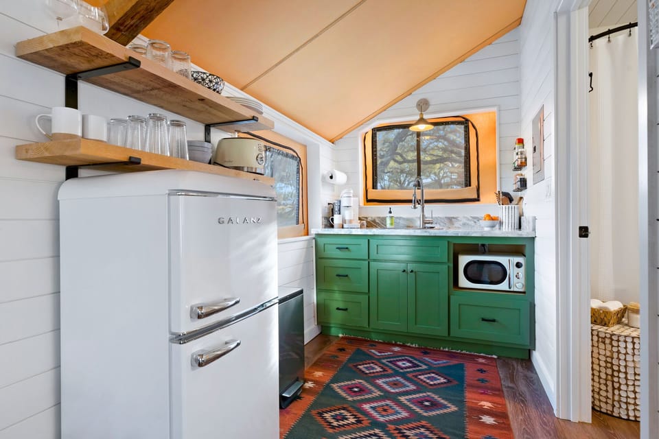 Kitchenette w/ small refrigerator/freezer