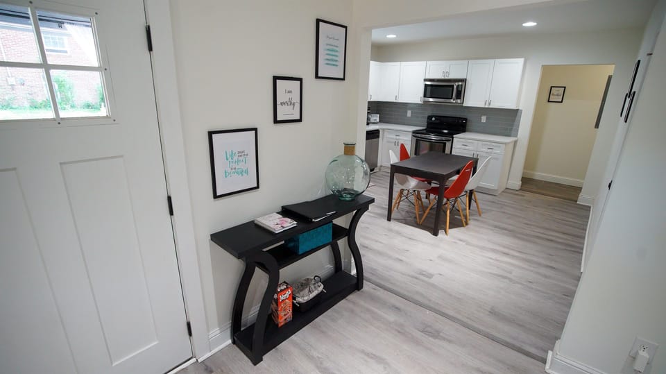 Side view guest center and view into Kitchen