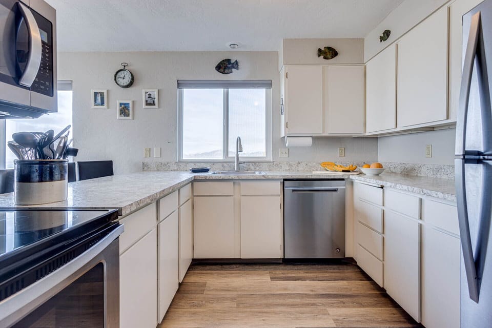 This kitchen is fully equipped to mix up a great meal.