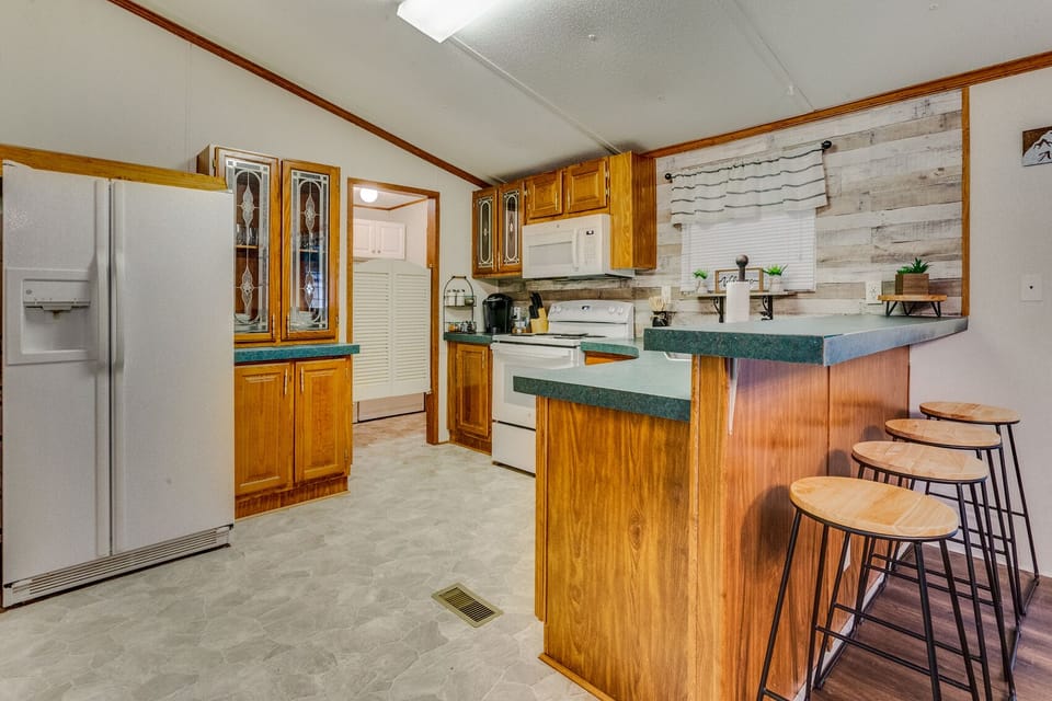 Kitchen with bar for 4 