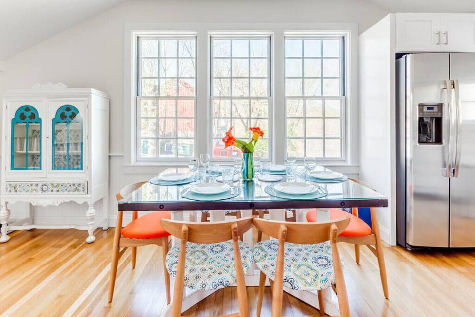 Splendid dining table, seats 6.