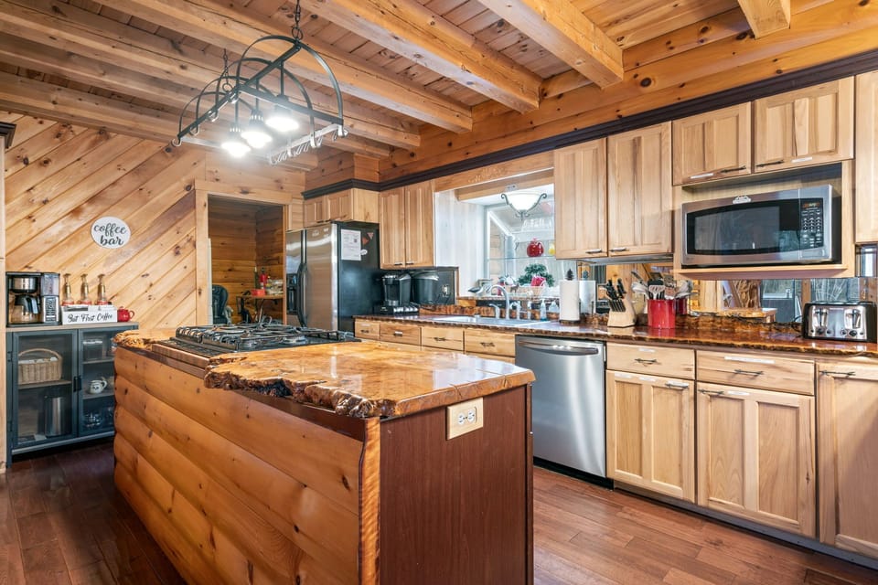 Prepare your favorite meals while enjoying lake views—cooking together has never been so relaxing.