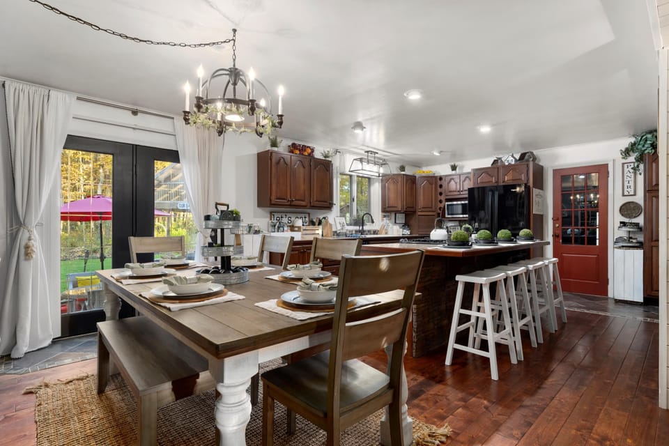 Dining-kitchen with extra seating at the island