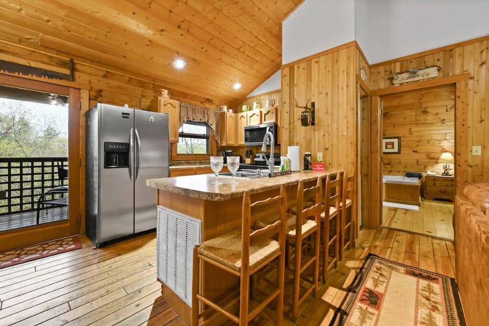 Kitchen with breakfast bar
