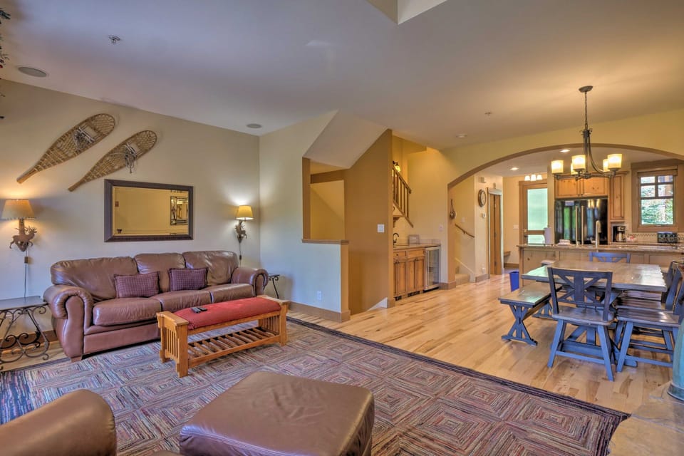 Home Decor, Living Room, Indoors, Furniture, Flooring