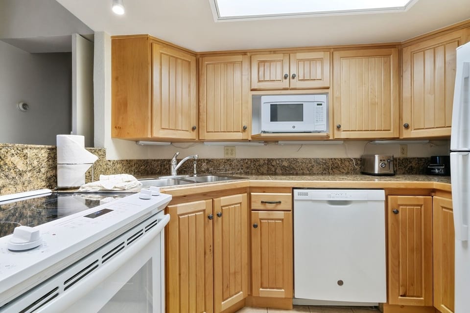Room, Indoors, Oven, Microwave, Kitchen