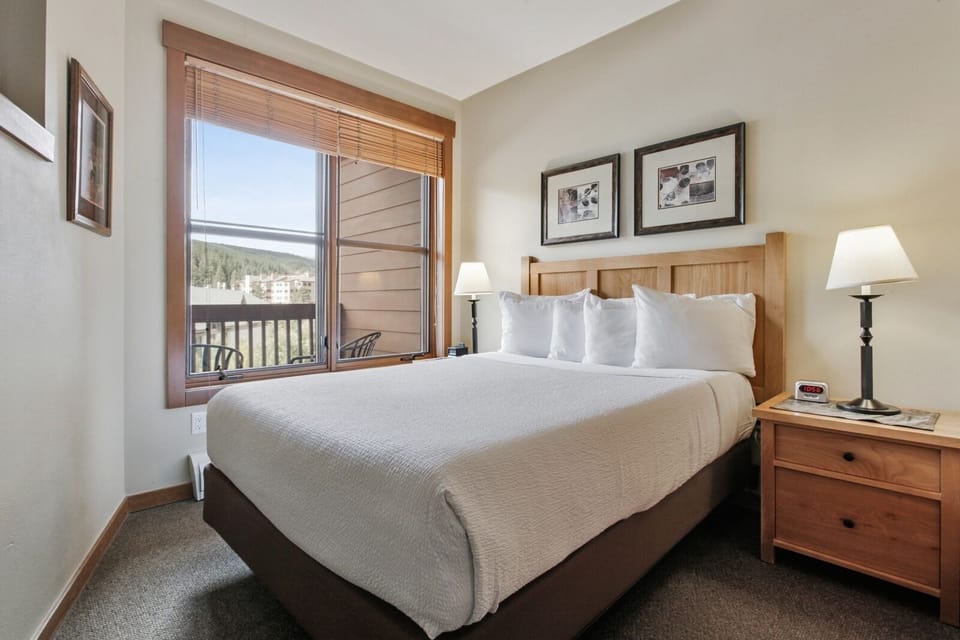 Bedroom, Room, Indoors, Furniture, Bed