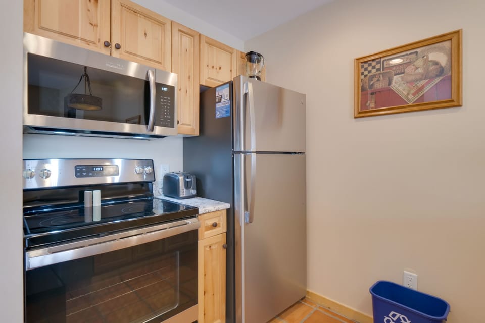 Indoors, Appliance, Refrigerator, Microwave, Oven
