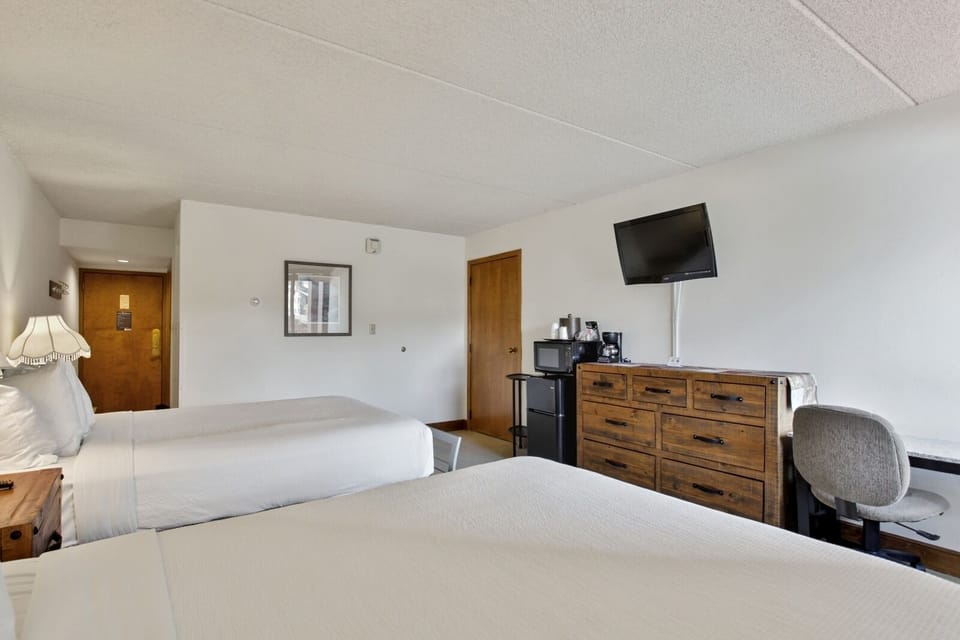 Bedroom, Indoors, Room, Furniture, Screen