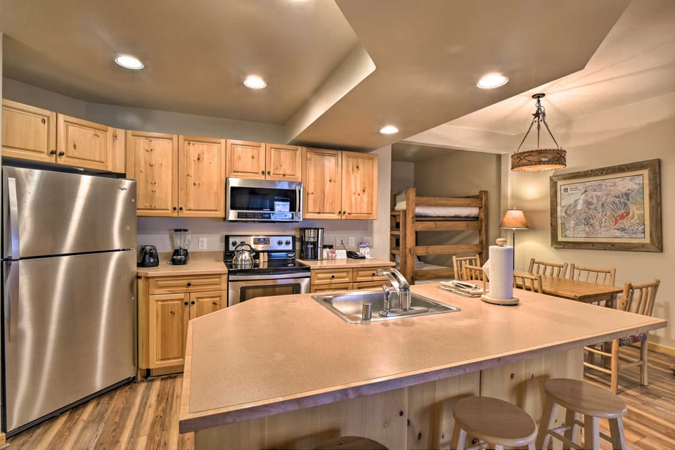 Room, Indoors, Chair, Furniture, Oven