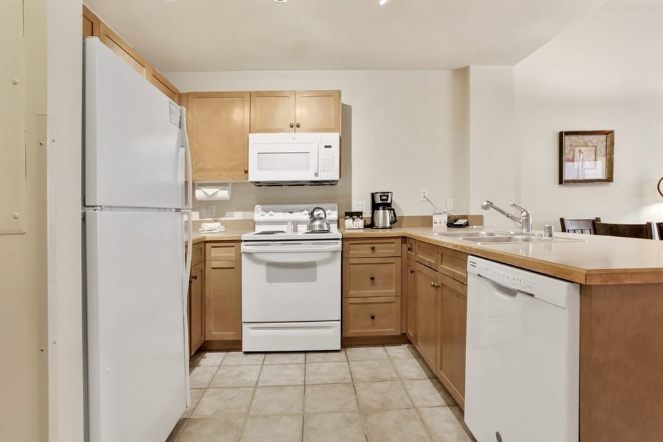 Room, Indoors, Kitchen, Flooring, Oven
