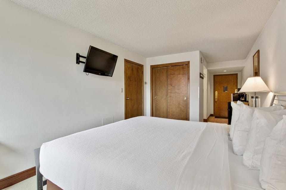 Furniture, Screen, Flooring, Floor, Bed