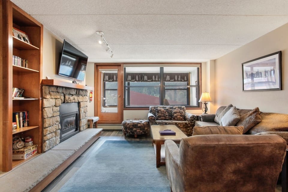 Living Room, Indoors, Room, Screen, Couch