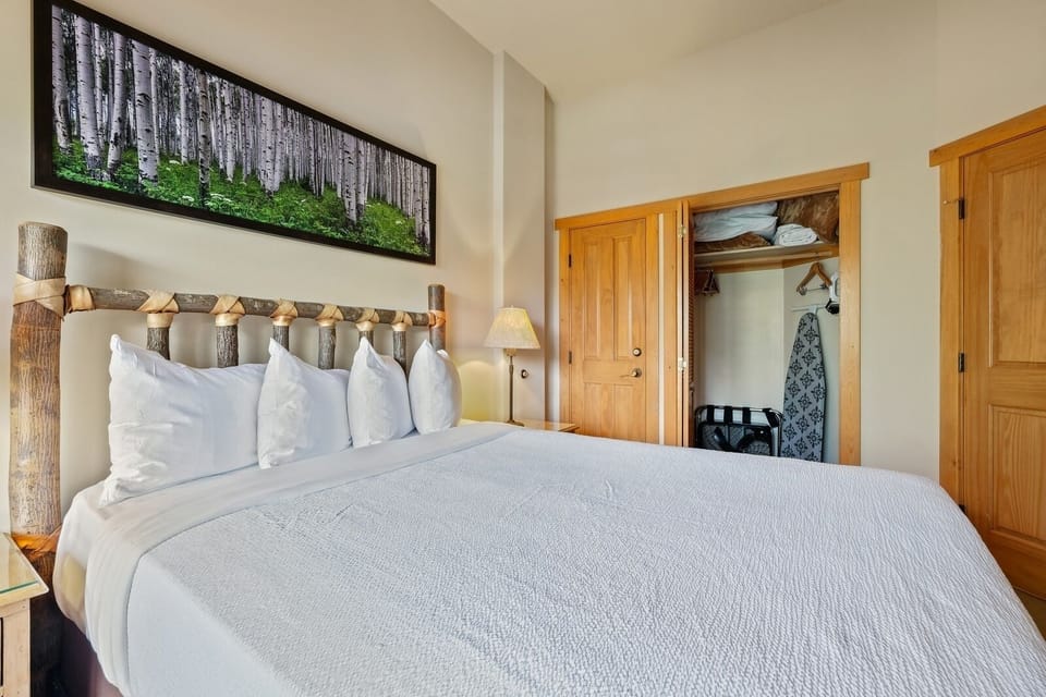 Indoors, Furniture, Bedroom, Room, Bed