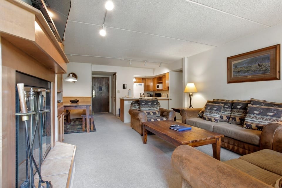 Living Room, Room, Indoors, Flooring, Couch