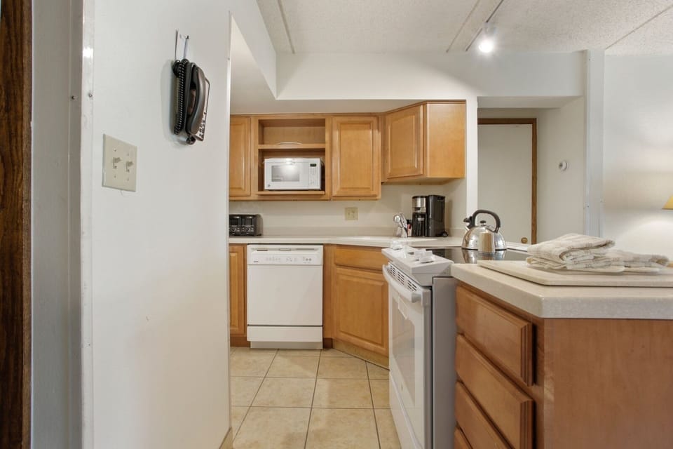 Room, Indoors, Flooring, Kitchen, Oven