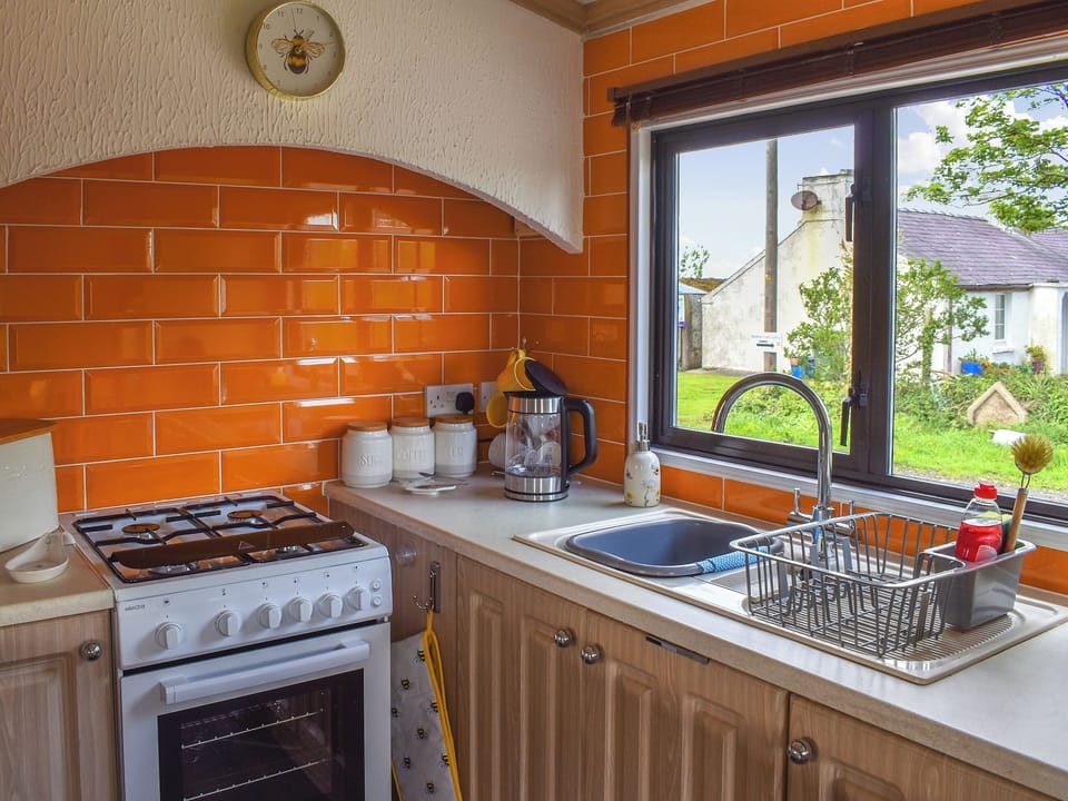 Kitchen | Y Nyth Yn Bwthyn Coed Gellyg, Dinas Dinlle, near Caernarfon