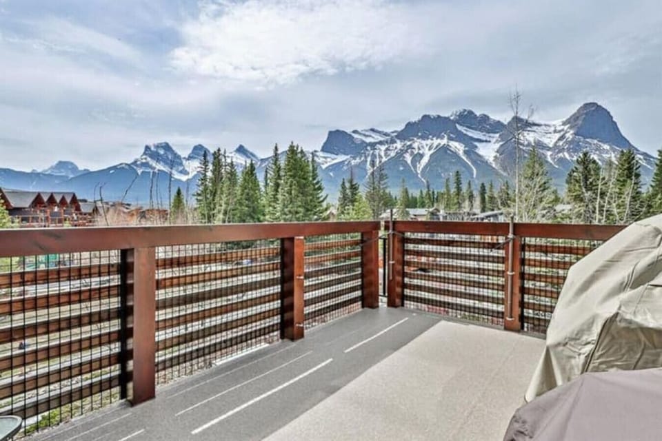 Balcony with BBQ and Seating for 6
