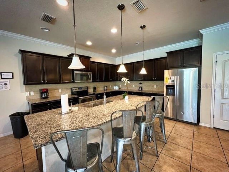 full equipped kitchen with island bar 