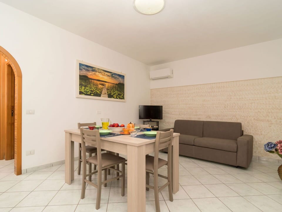 Table, Furniture, Property, Houseplant, Building, Interior Design, Lighting, Wood, House, Flooring