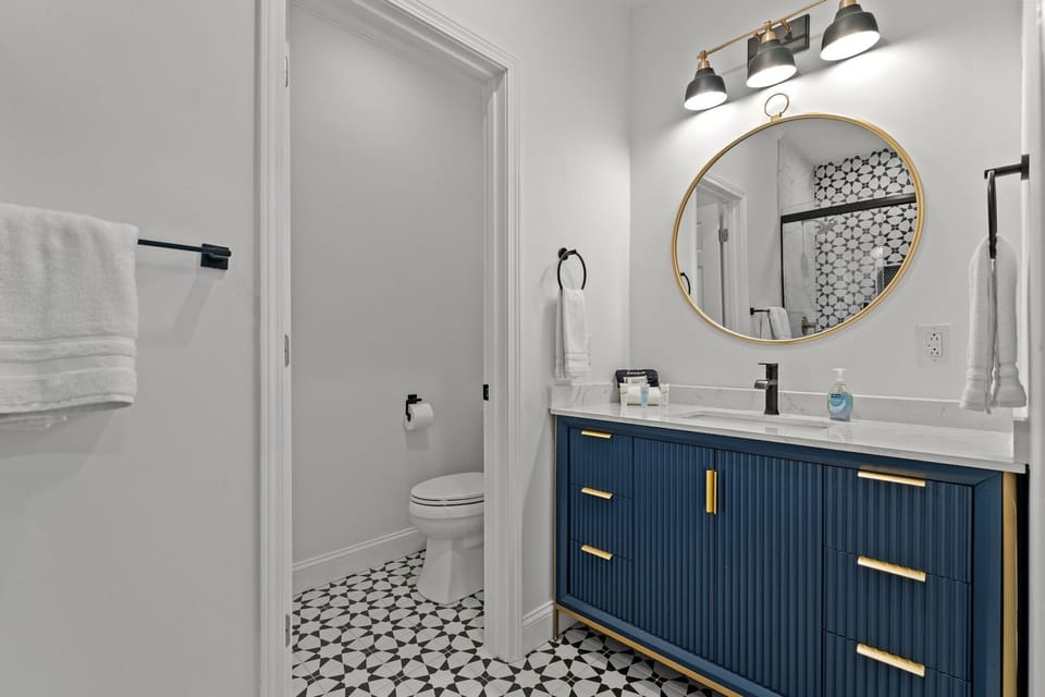 Full bathroom in master queen bedroom upstairs