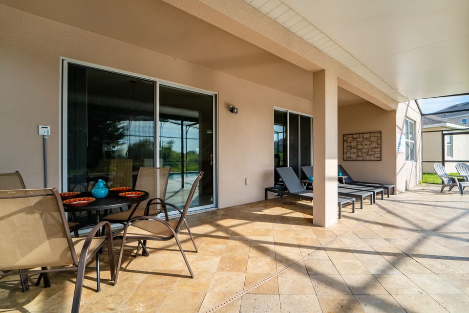 Covered  lanai with sun loungers