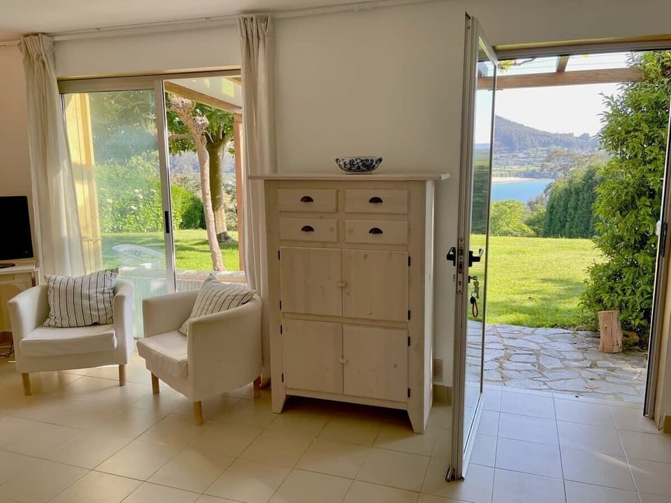 garden view, sea view, living room