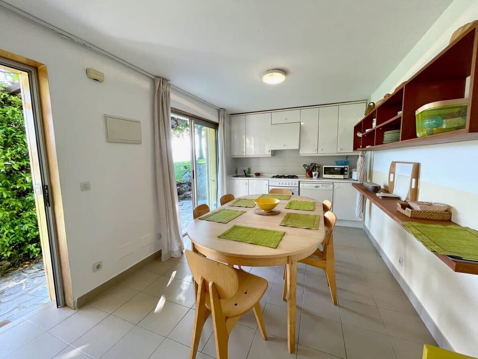 dining area, microwave, fridge, kitchen equipment, coffee tea facilities