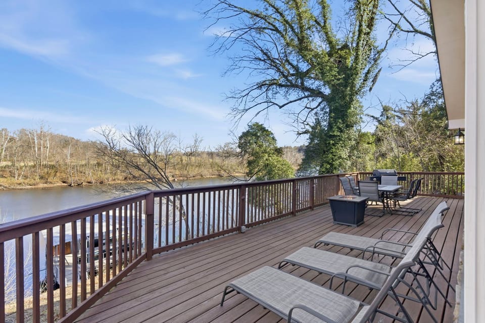 Lakefront outdoor seating area for 6 with loungers