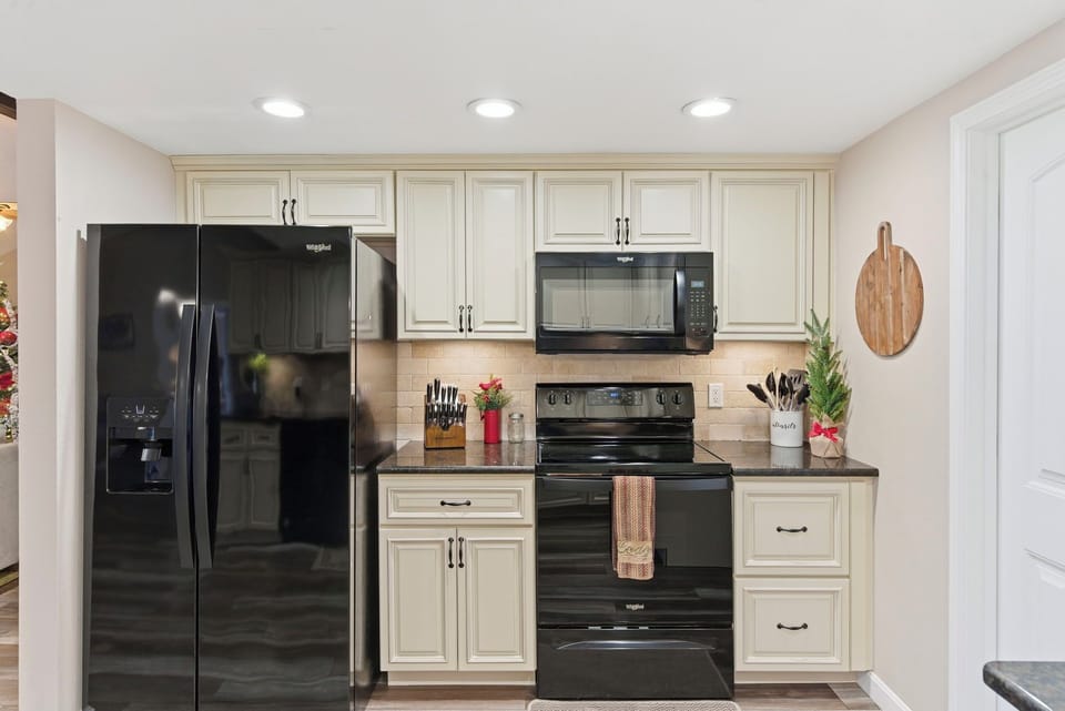 Fridge, oven, and mircowave!