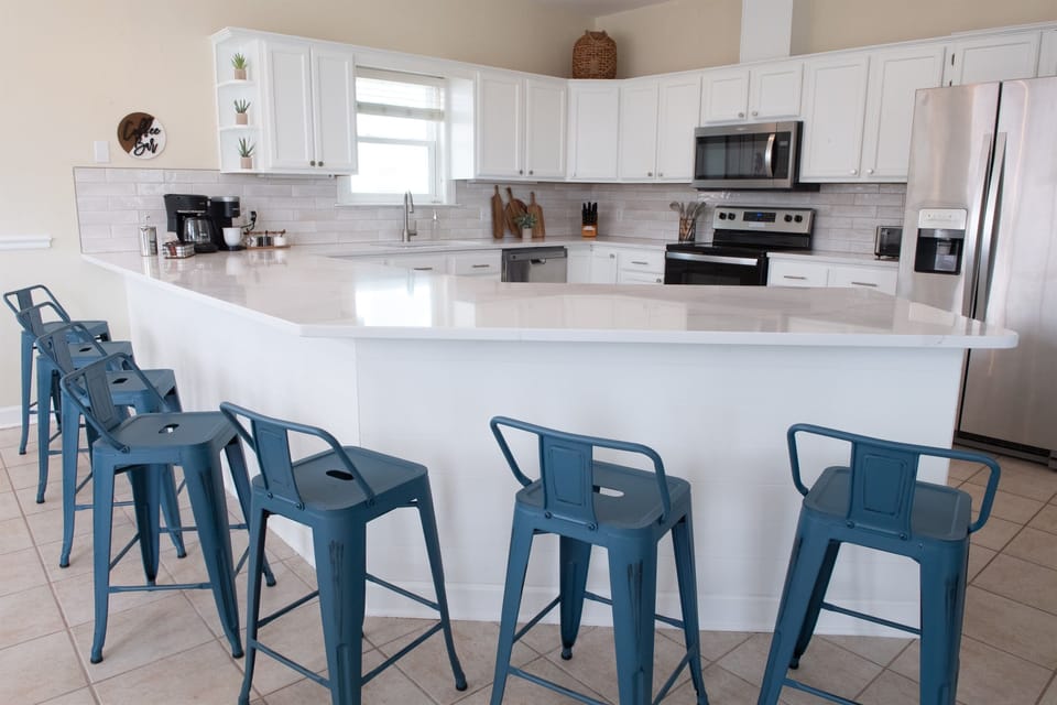 Gather, cook, enjoy with seating for 7 at the gorgeous quartz counter bar