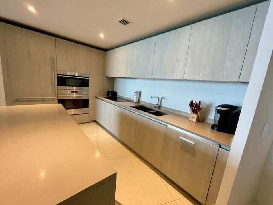 Full kitchen