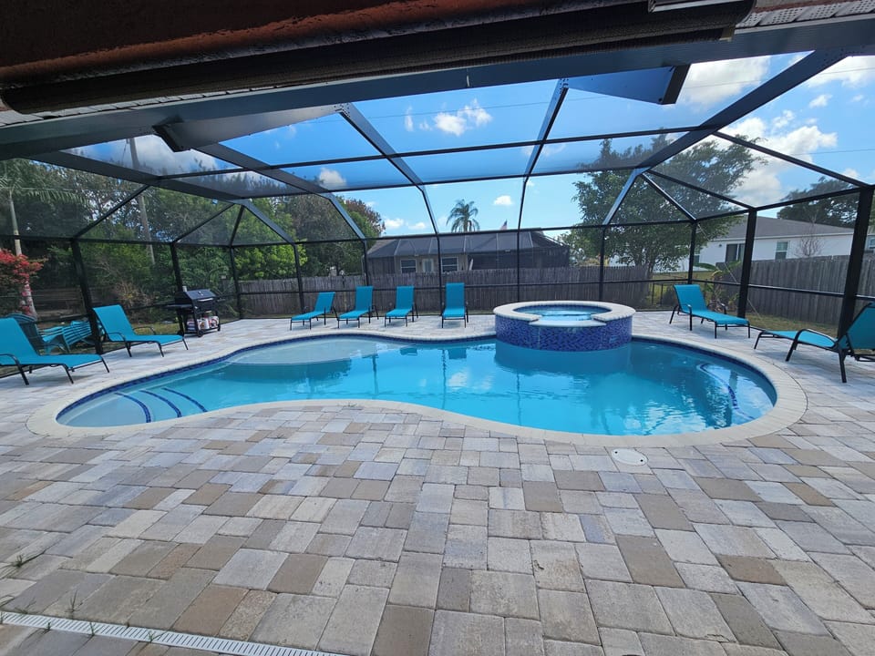 Pool / Patio pic 3