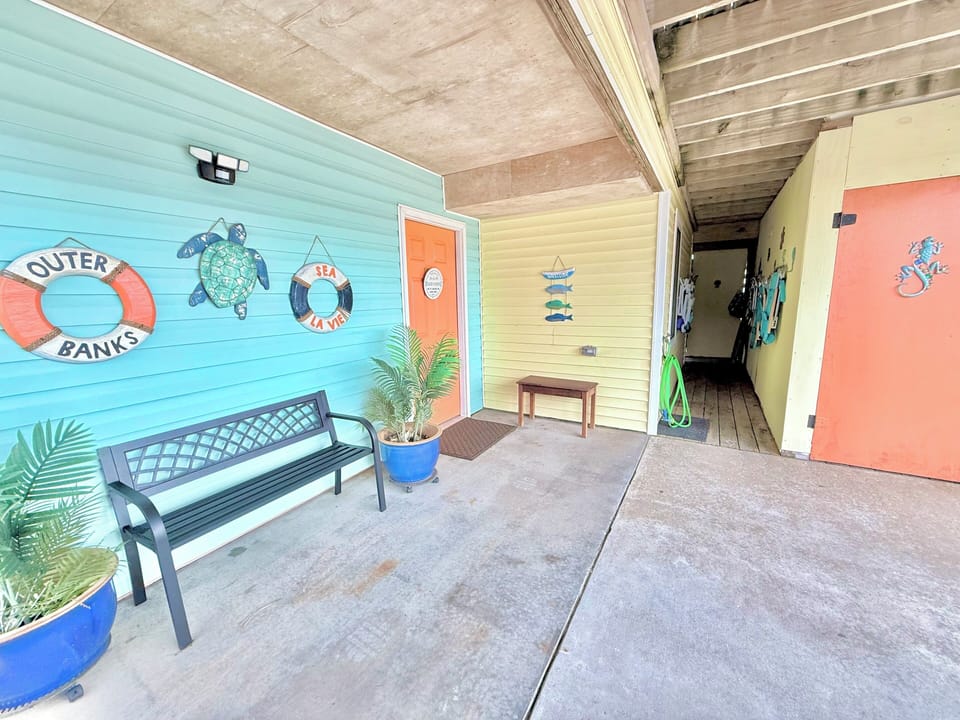 Ground floor entryway with selfie bench, 8 beach chairs, outdoor spigot & shower
