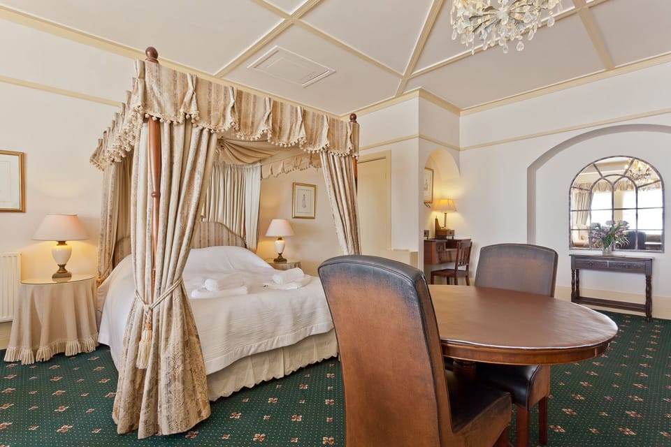 Drawing Room, Far Sawrey, Lake District, 4 poster bed